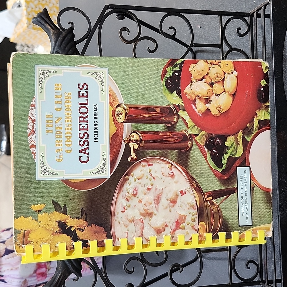 VINTAGE 1969 'THE GARDEN CLUB COOKBOOK: CASSEROLES, INCLUDING BREADS' COOKBOOK